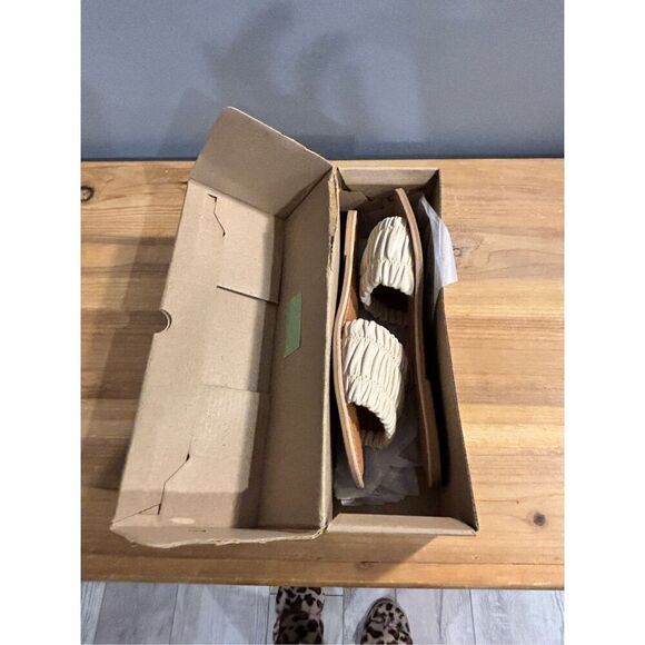 Beach slip on flat sandals, flip-flops size 7 - Picture 5 of 7